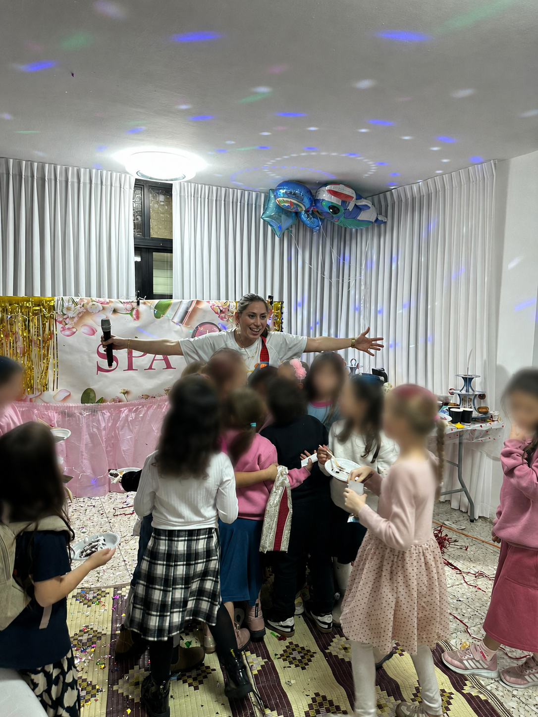 קונספט אירוע צבעוני עם הגברה ותאורה