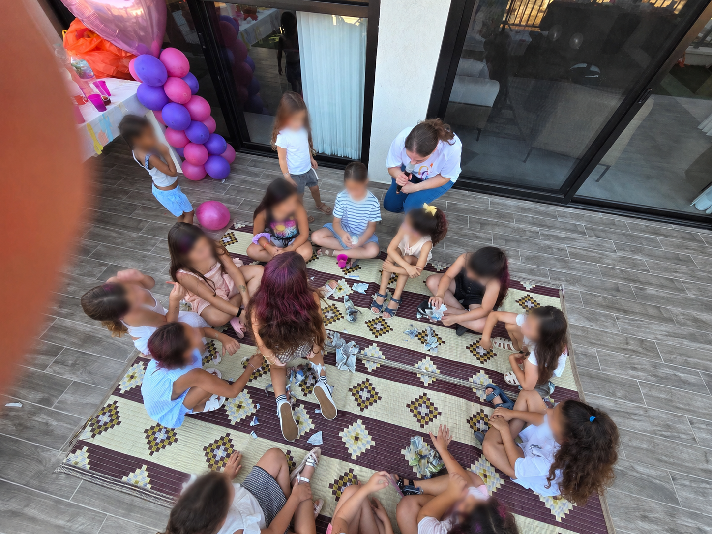 הורים וילדים נהנים יחד בהפעלה של נטלי